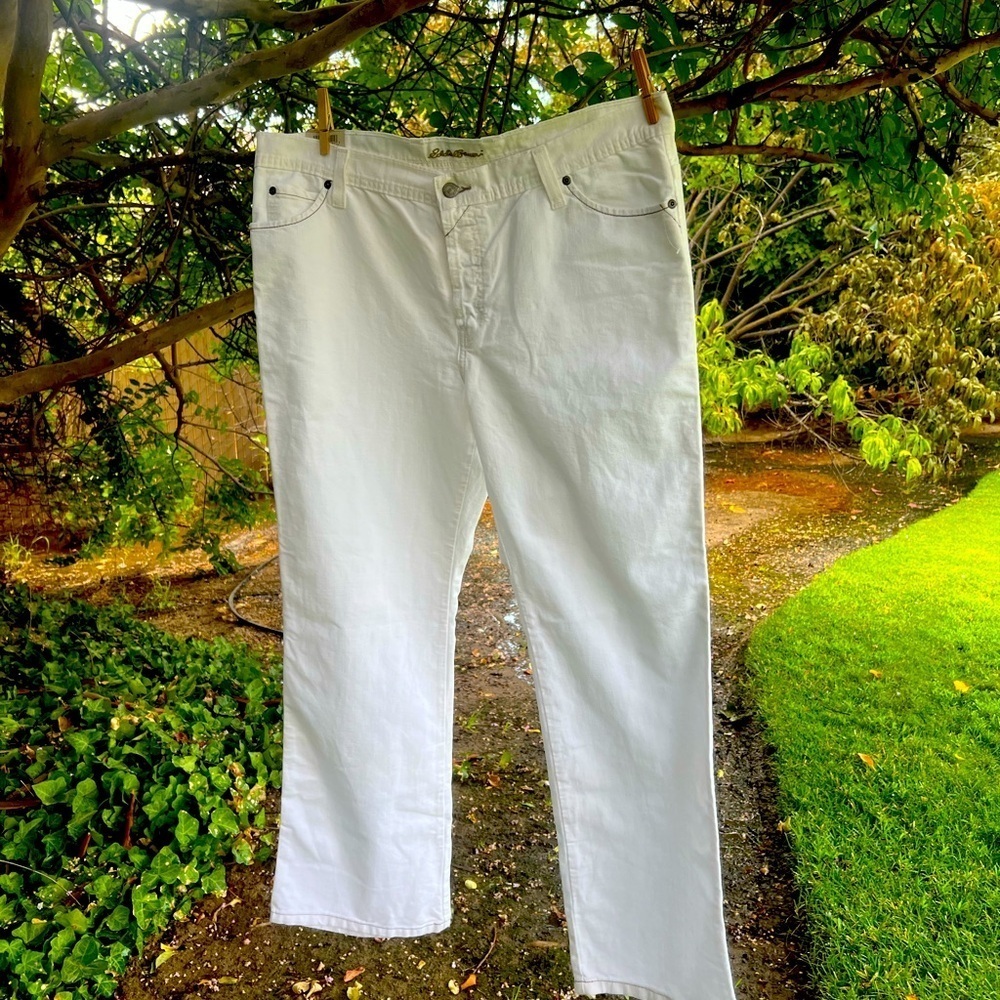 NWT- Eddie Bauer women’s Relaxed White Jeans 👖